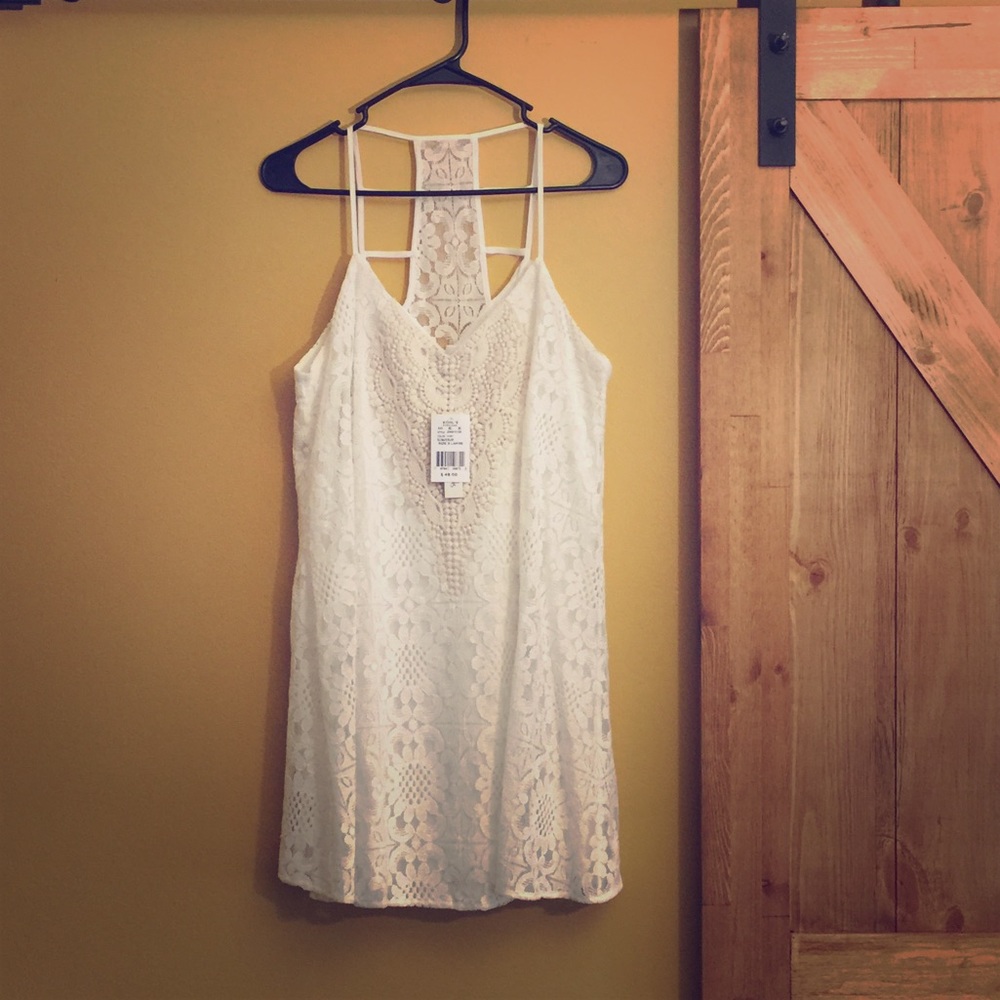 Beautiful cream colored dress 💟